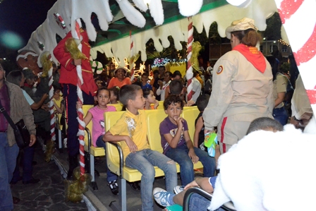 Con la colocación de árbol de más de 12 metros de altura,  la apertura del festival gastronómico y la activación del tren para paseos infantiles, los espacios del Mirador Angostura vuelven a convertirse en el  epicentro de la actividad turística